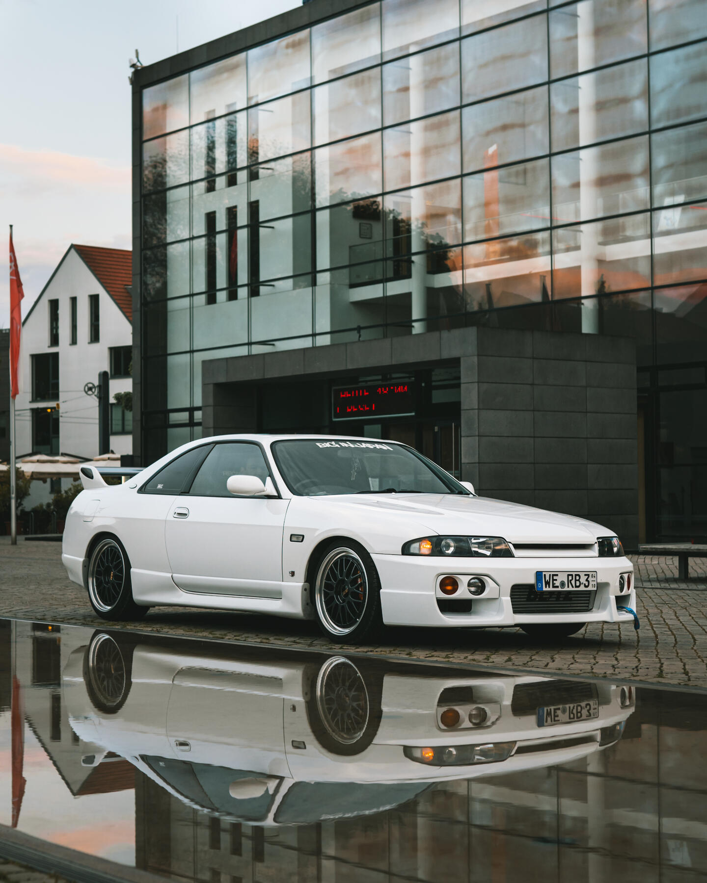 Rene's Skyline R33